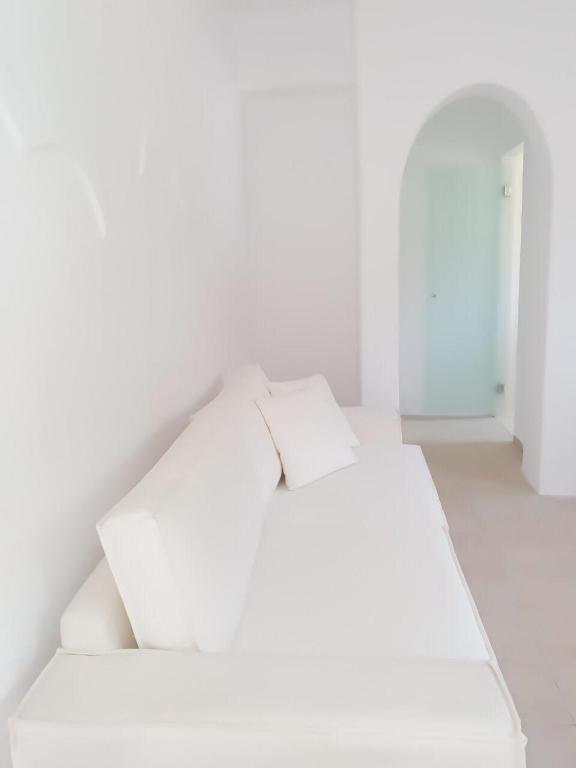 A bed or beds in a room at Thomas Apartments Katapola - Chora