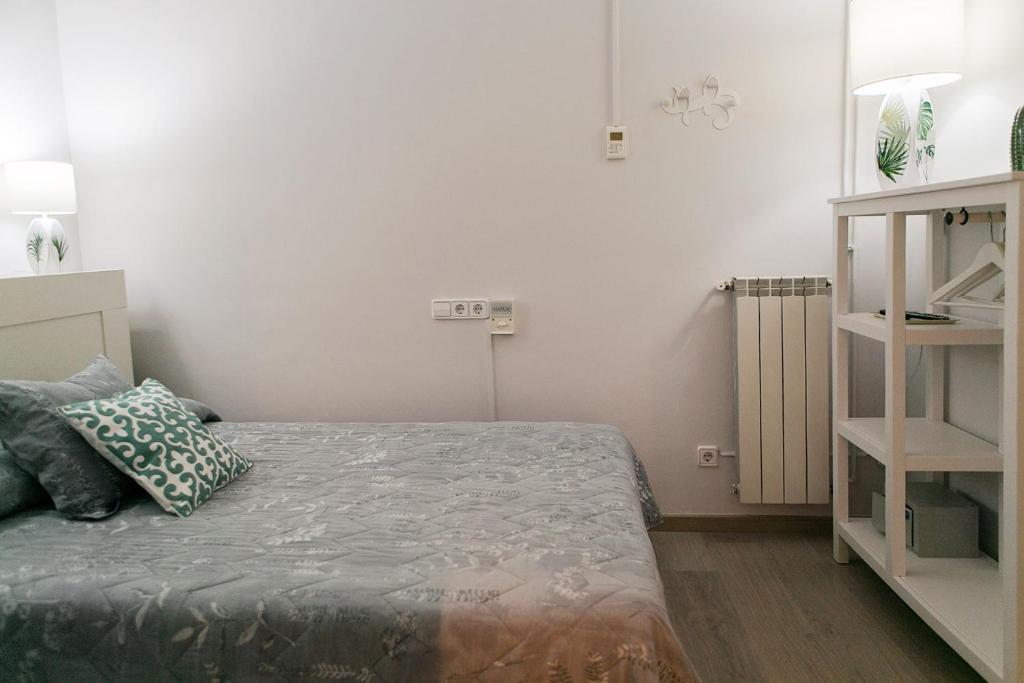 Blanc Guest House - Interior Single Room With Private Bathroom