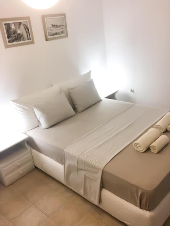 A bed or beds in a room at Thomas Apartments Katapola - Chora