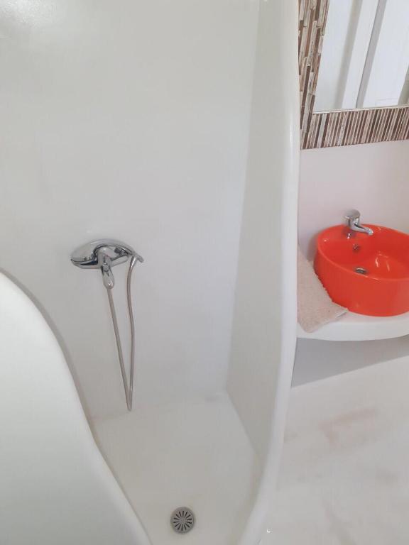 A bathroom at Thomas Apartments Katapola - Chora