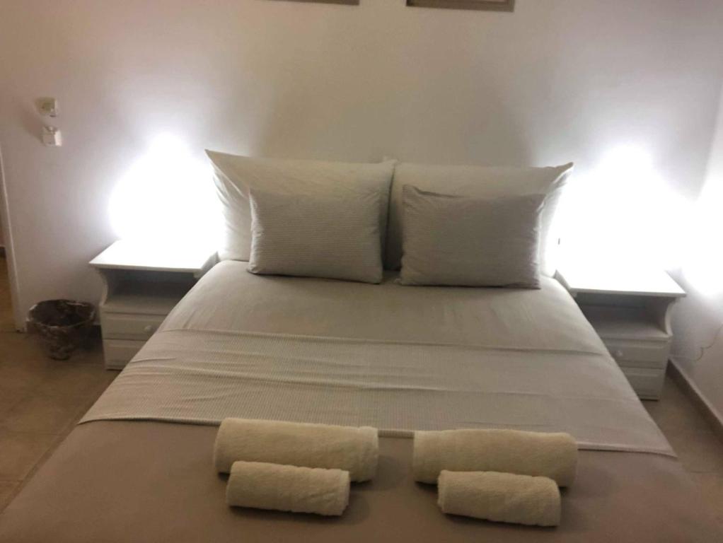 A bed or beds in a room at Thomas Apartments Katapola - Chora