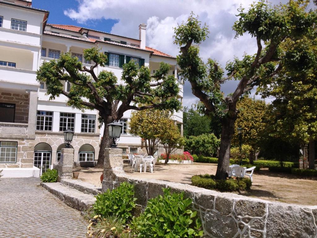 Um jardim no exterior de Hotel Urgeirica