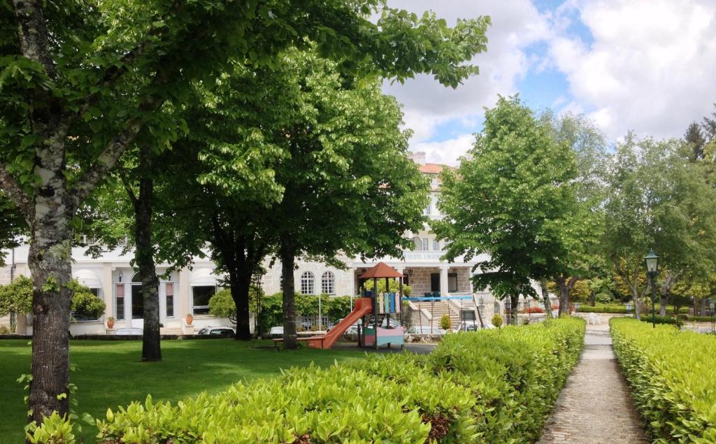 Um jardim no exterior de Hotel Urgeirica