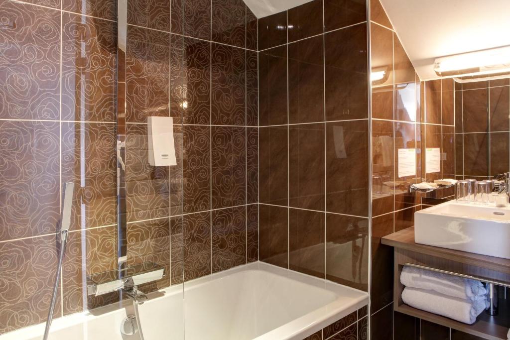 Koupelna v ubytování Hôtel Le Benhuyc