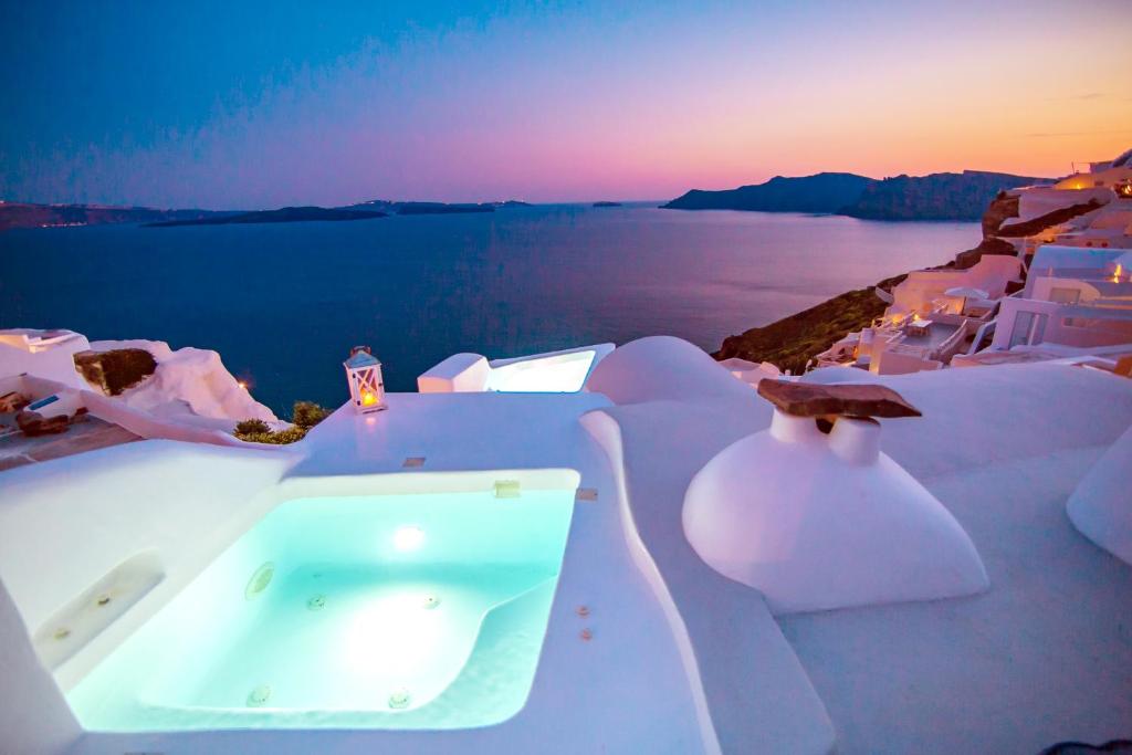 bañera blanca al lado de la playa en Onar Villas - Onar Hotels Collection, en Oia