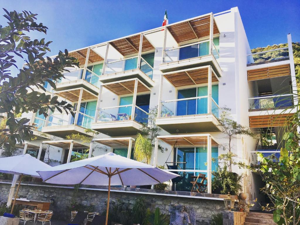 een appartementencomplex met parasols ervoor bij Donaire Hotel Boutique in Ajijic