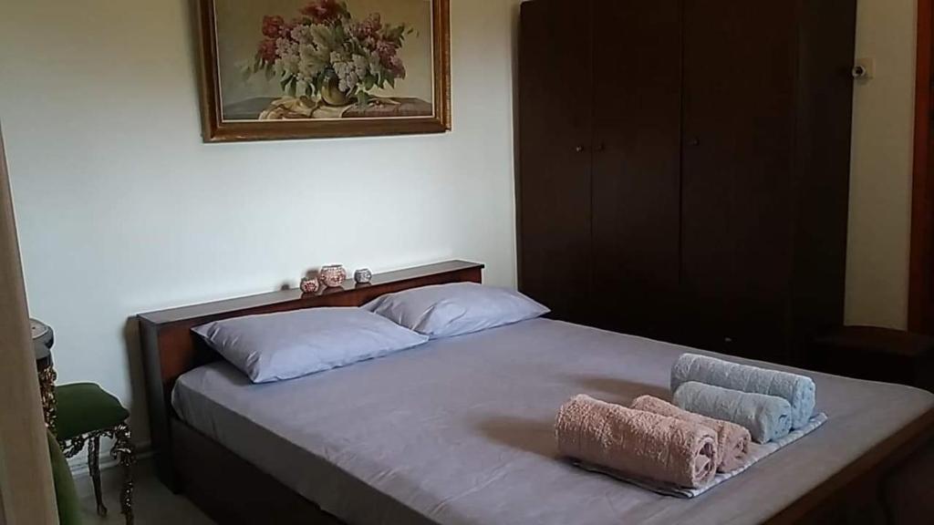 sypialnia z łóżkiem i dwoma ręcznikami na nim w obiekcie Sofia's Cottage w mieście Asprovalta