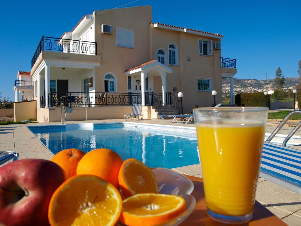 un plato de fruta y un vaso de zumo de naranja en Mariandy 1, en Bahía de Coral