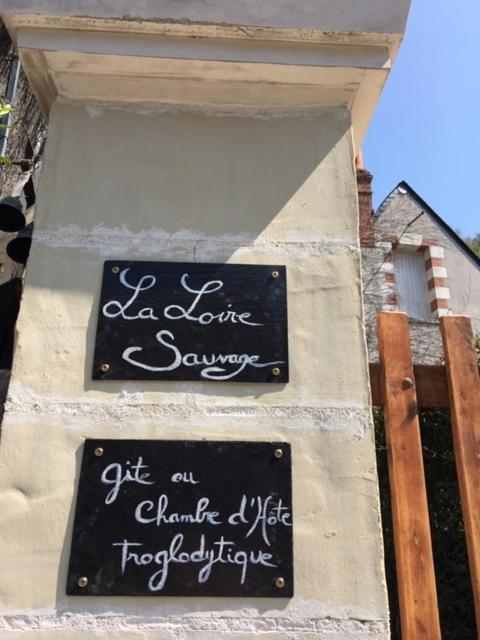 un panneau sur le côté d'un bâtiment dans l'établissement Troglodytes 