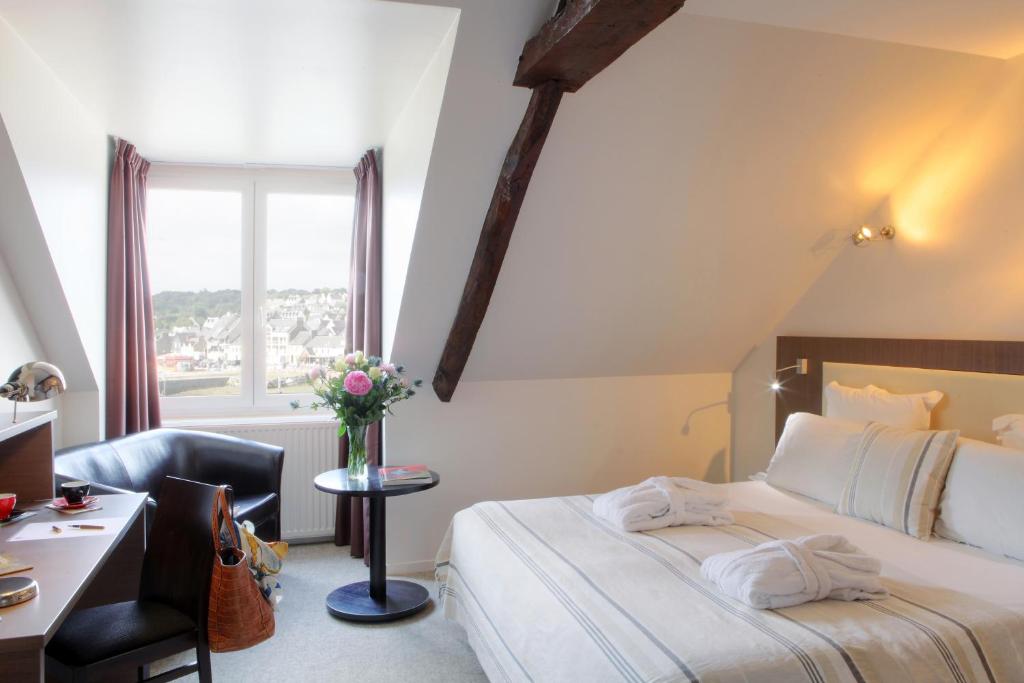 Postel nebo postele na pokoji v ubytování Hôtel Le Benhuyc
