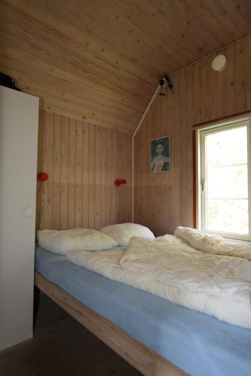 Postel nebo postele na pokoji v ubytování Husodde Strand Camping & Cottages