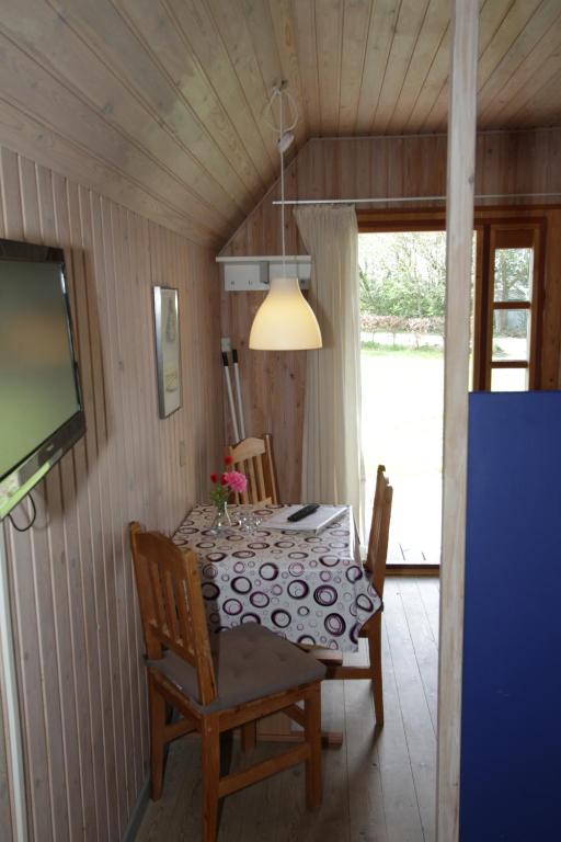 TV a/nebo společenská místnost v ubytování Husodde Strand Camping & Cottages