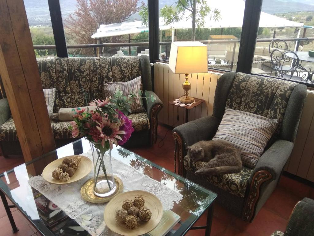 A seating area at Posada Rural SPA Granja LA TEJERA de Lozoya
