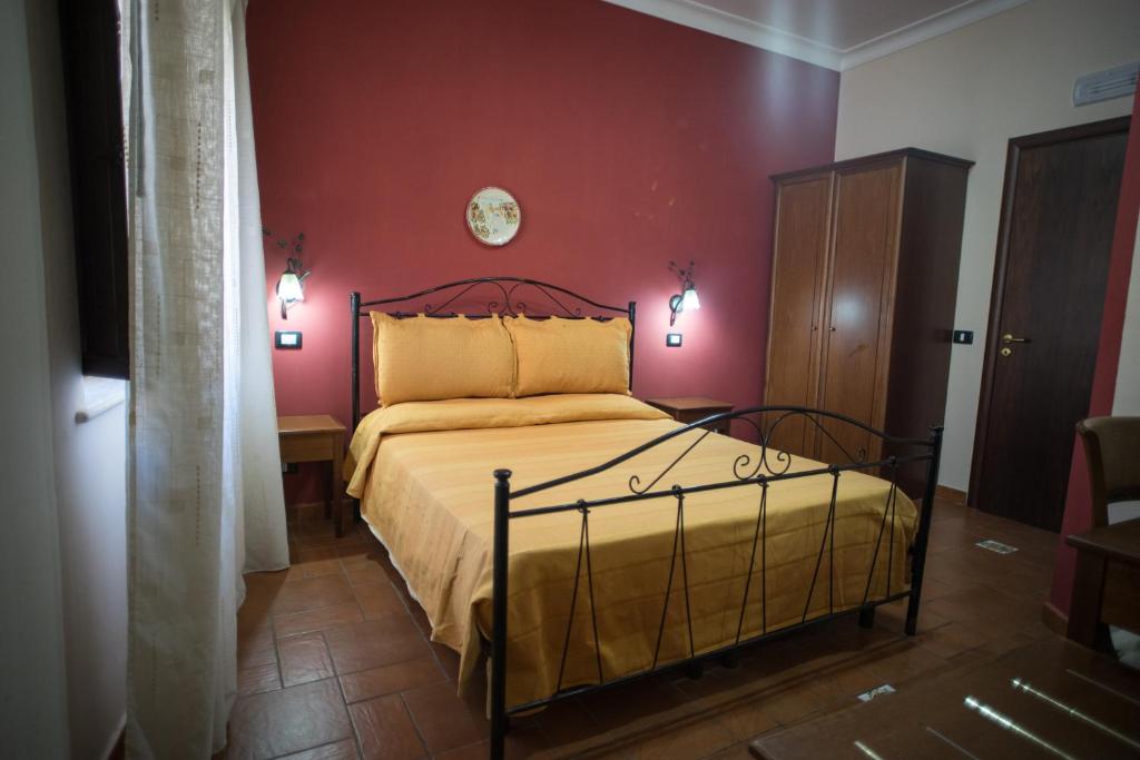 Uma cama ou camas num quarto em B&B Salotto Di Athena