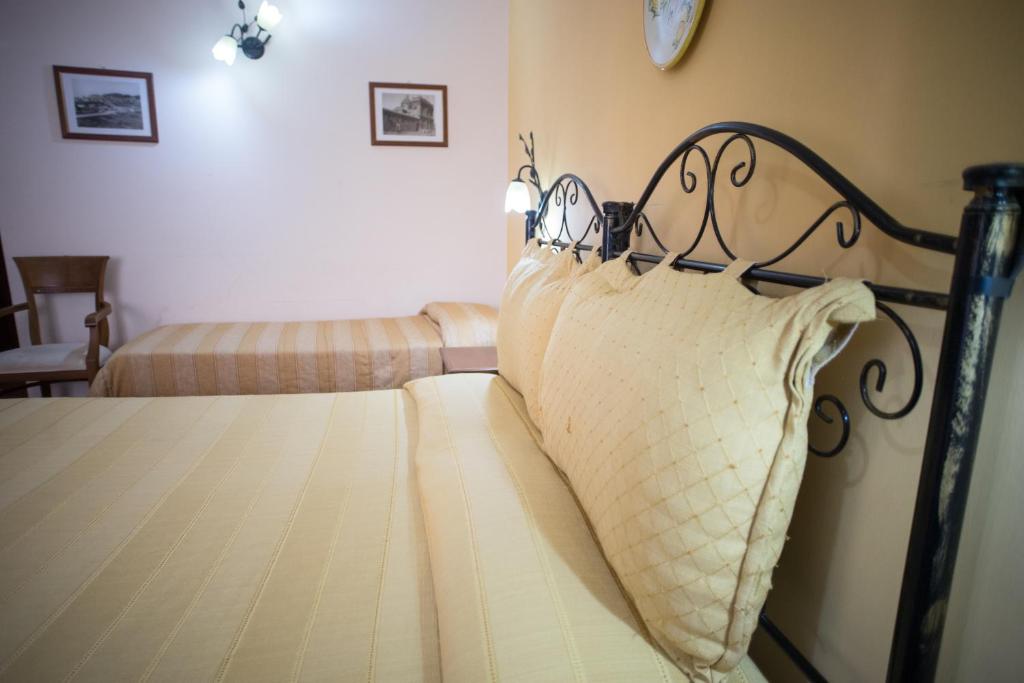 Uma cama ou camas num quarto em B&B Salotto Di Athena