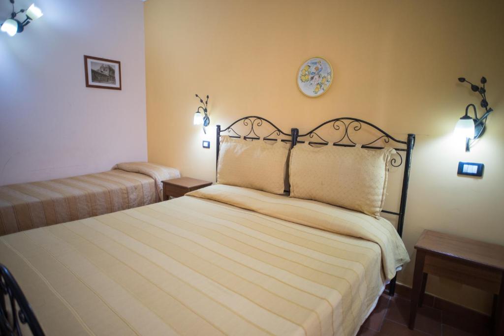 Uma cama ou camas num quarto em B&B Salotto Di Athena