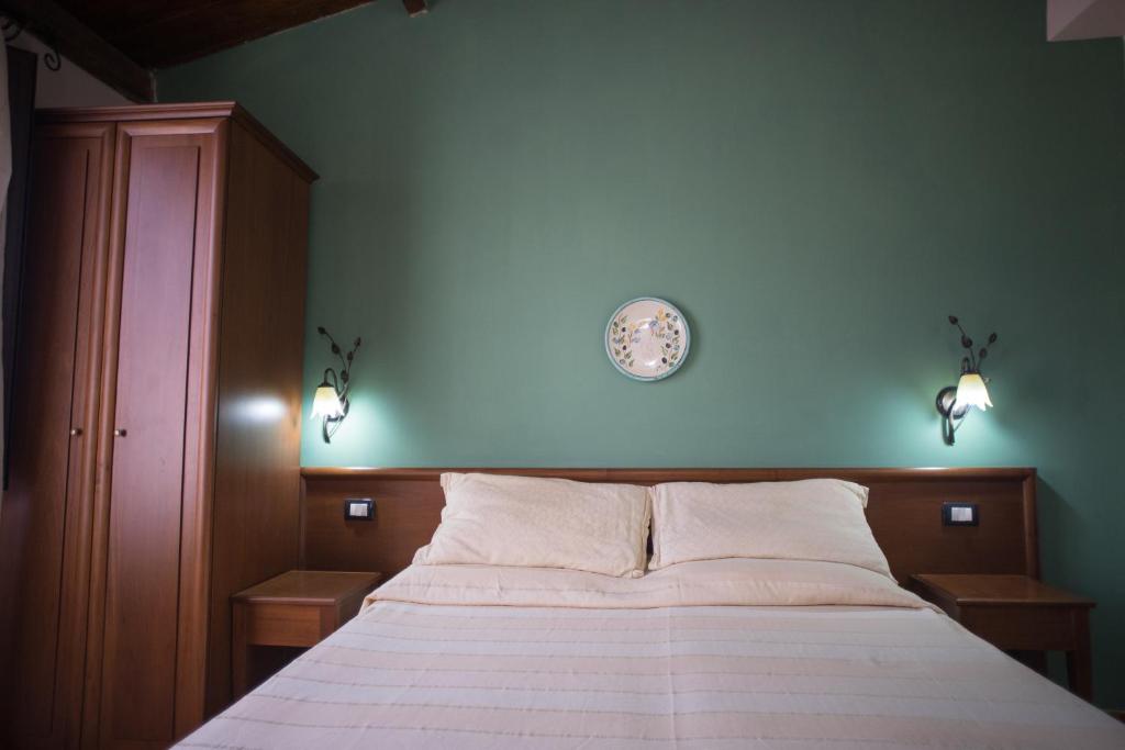Uma cama ou camas num quarto em B&B Salotto Di Athena