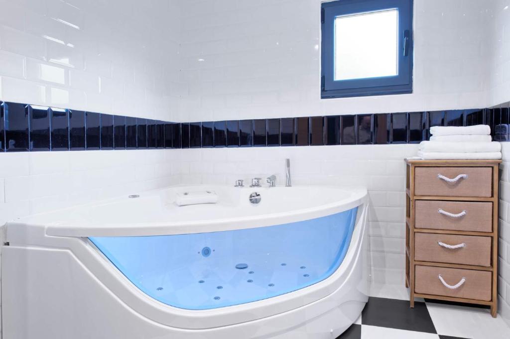 APARTAMENTOS LA LLONGAR - Studio With Spa Bath