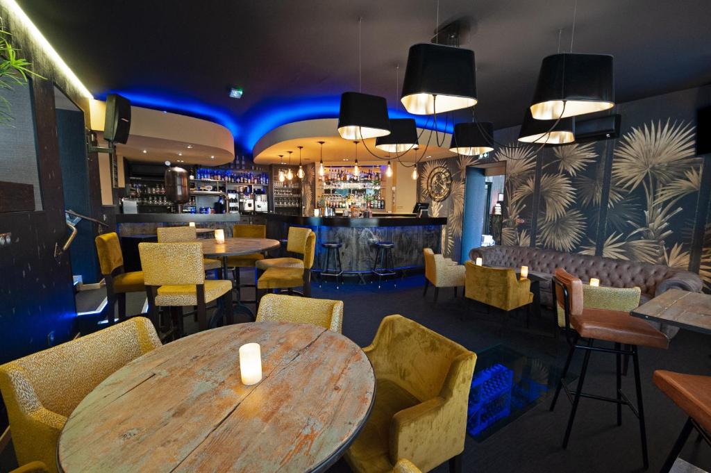 un restaurant avec des tables et des chaises et un bar dans l'établissement Nota Bene, à Montceau-les-Mines