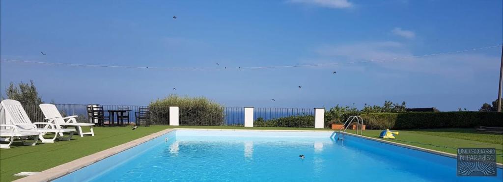 una piscina con scivolo e un parco giochi di Uno sguardo in paradiso ad Acireale