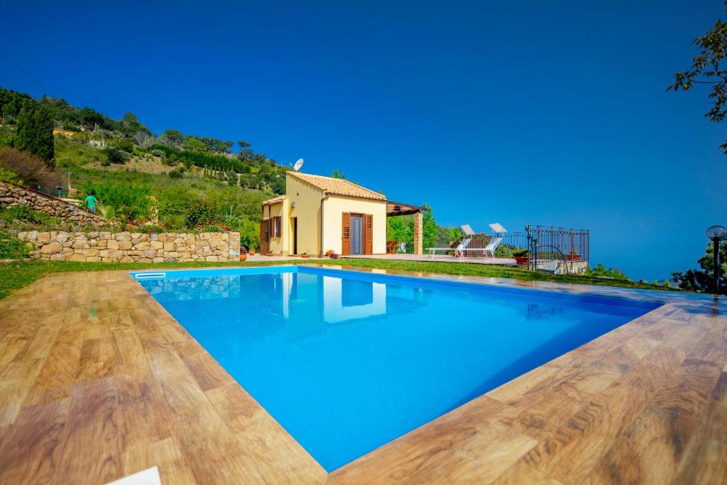 una gran piscina con una casa en el fondo en Villa Lavanda, en Cefalú