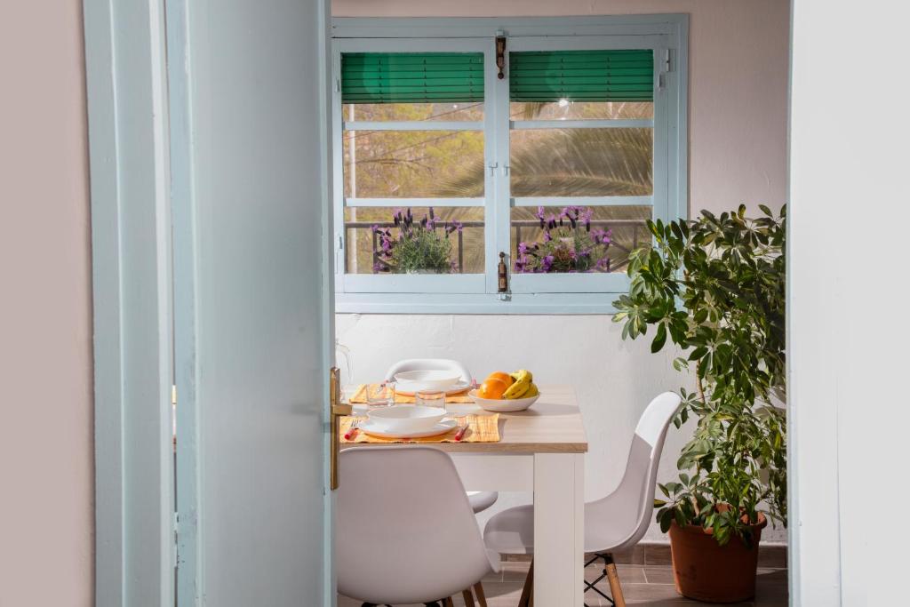 een tafel en stoelen in een keuken met een raam bij Aurora Boreal in Beceite