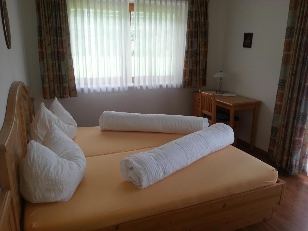 dwie rolki ręczników siedzące na łóżku w obiekcie Apparthotel Stoanerhof w mieście Uderns