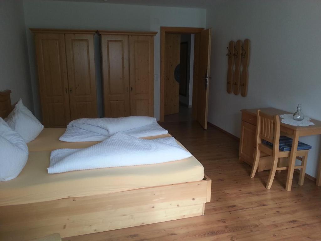 Łóżko lub łóżka w pokoju w obiekcie Apparthotel Stoanerhof