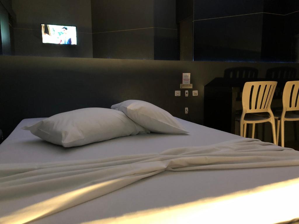  Snob Motel (Adult Only)