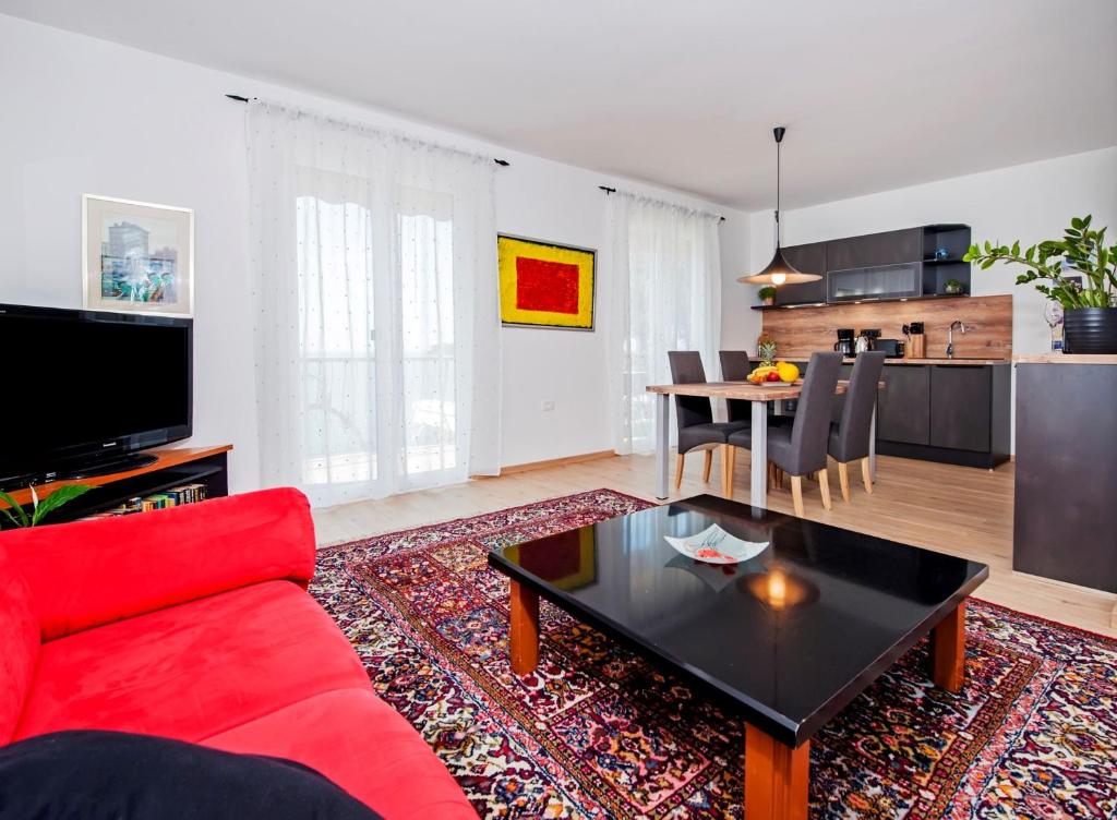 TV a/nebo společenská místnost v ubytování Apartments Figarola