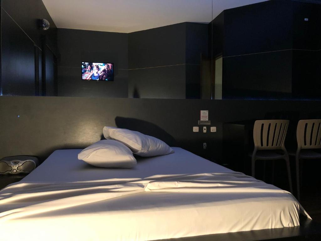  Snob Motel (Adult Only)
