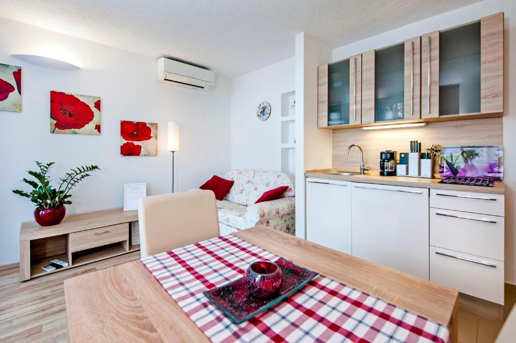 Kuchyň nebo kuchyňský kout v ubytování Apartments Figarola