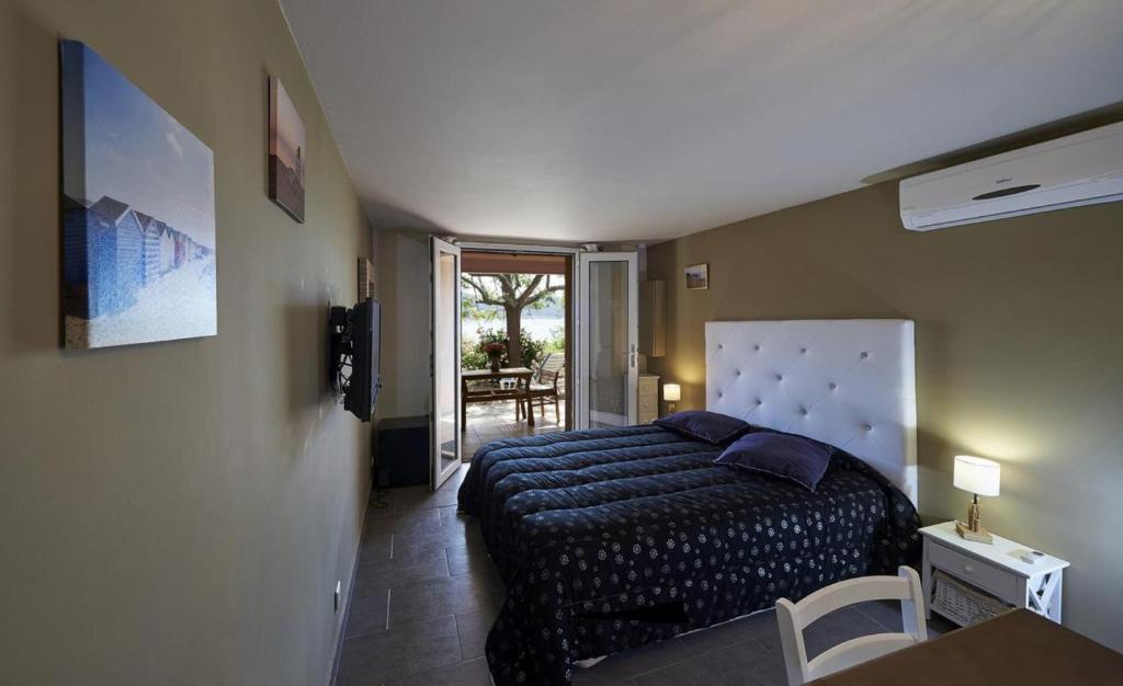 une chambre avec un lit, une table et une chaise dans l'établissement Villa Monte Bianco, à Coti-Chiavari