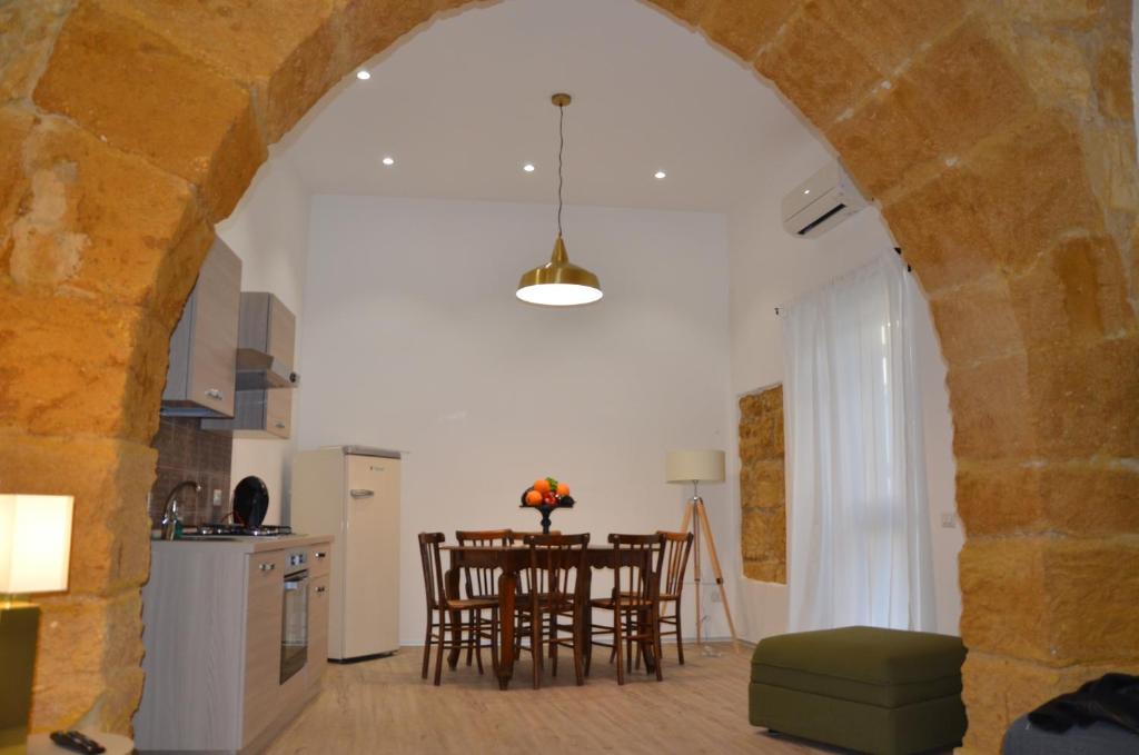 eine Küche und ein Esszimmer mit einem Tisch und Stühlen in der Unterkunft Ilgiardinodilina in Agrigento