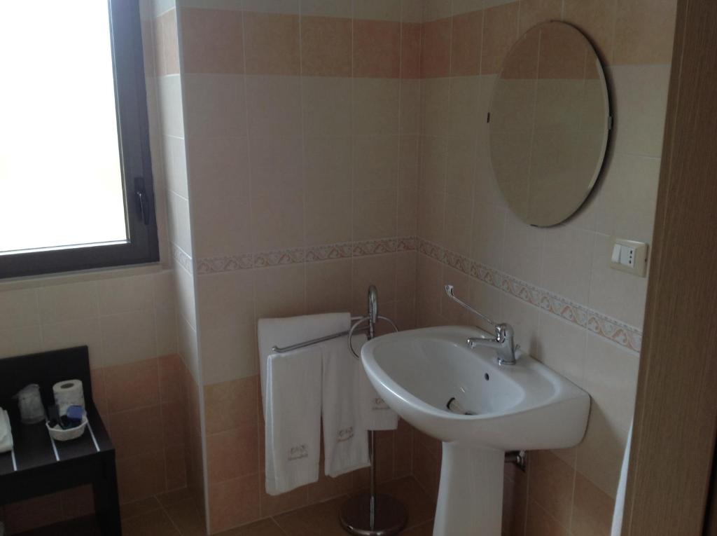 PARCO DELLE STELLE في Castelmauro: حمام مع حوض ومرآة