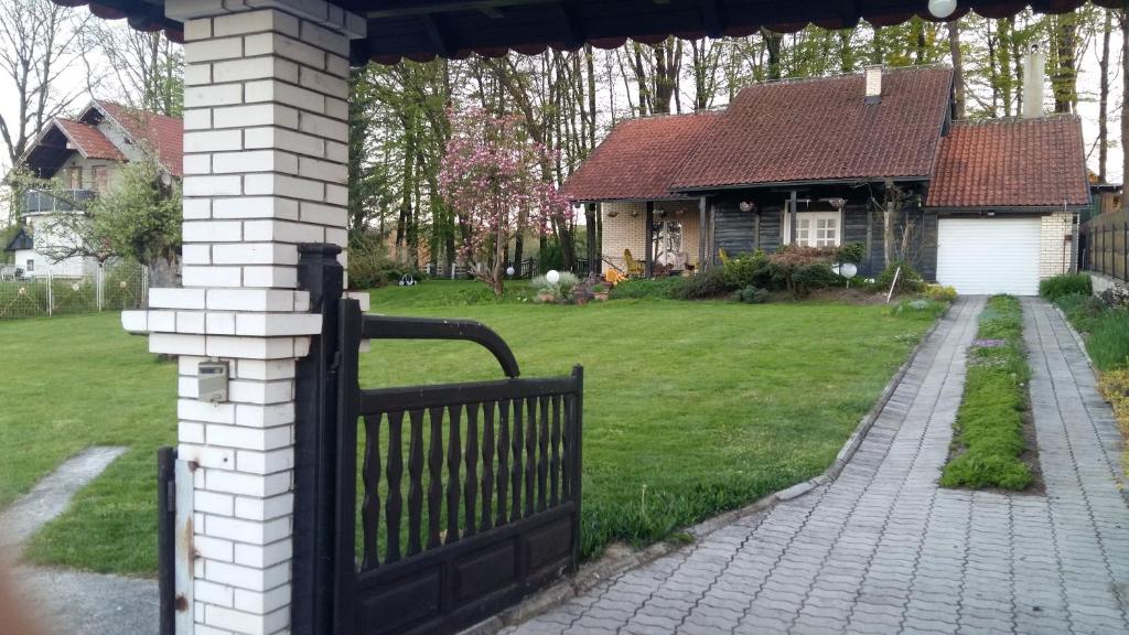 une clôture noire devant une maison dans l'établissement vila zelenac, à Požega