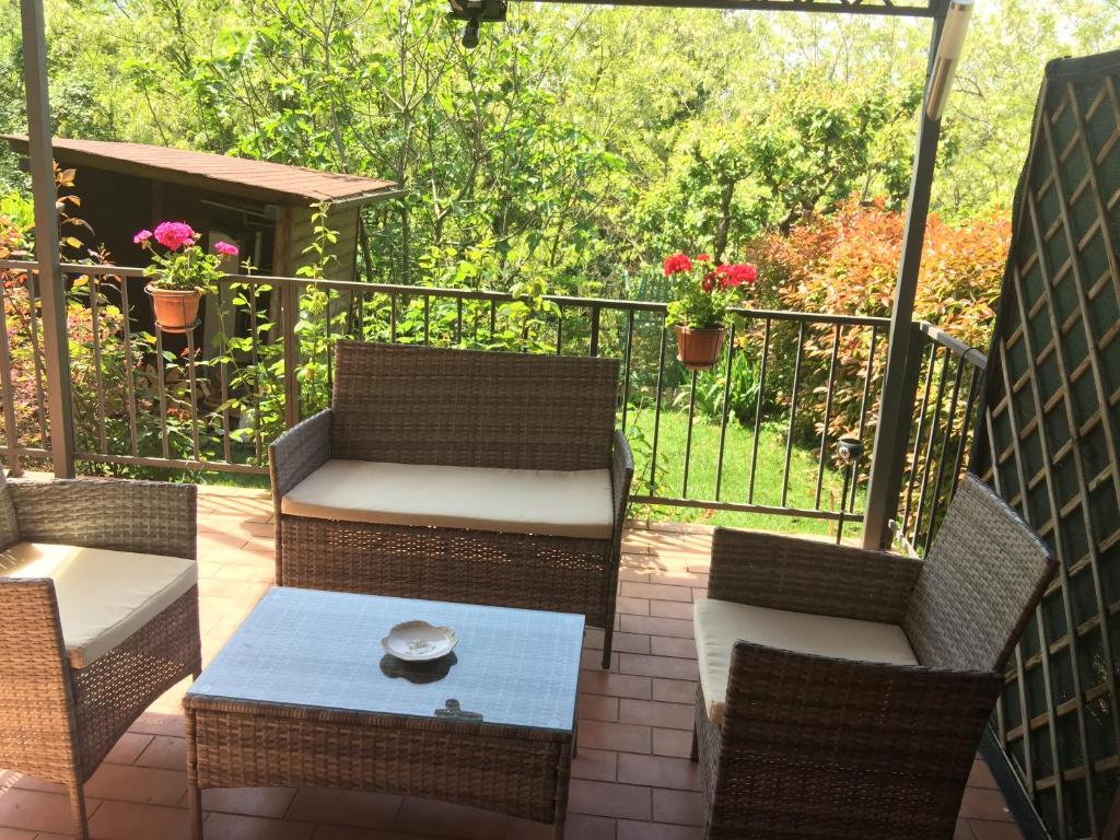 a patio with two chairs and a table on a balcony at casa Ruggy in Perugia