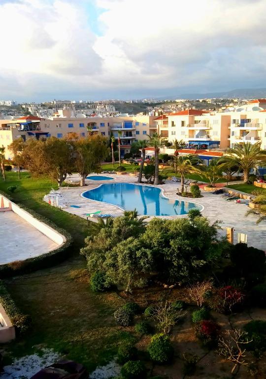 Bazén v ubytování H&O Best Apt In Paphos! nebo v jeho okolí