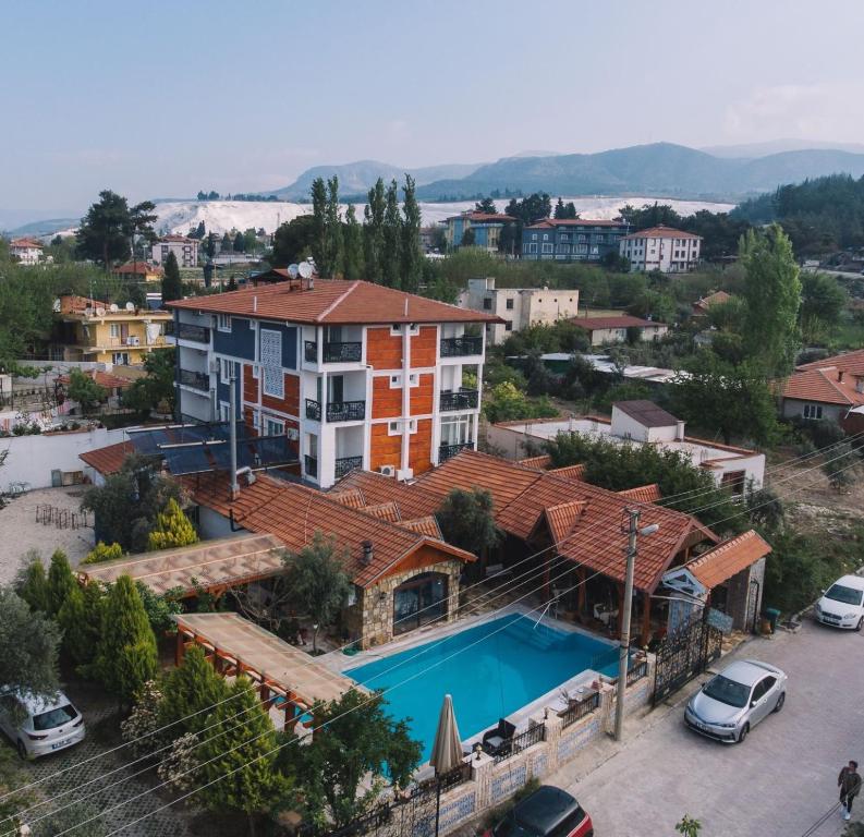 ariaal uitzicht op een huis en een zwembad bij Melrose House Hotel in Pamukkale