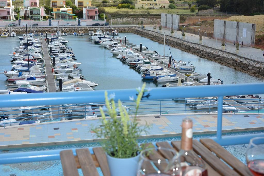 uitzicht op een jachthaven met boten in het water bij Stunning Apartment with Marina Views in Albufeira