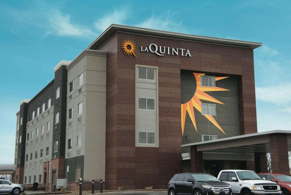 un bâtiment avec un soleil peint sur son côté dans l'établissement La Quinta by Wyndham Wichita Airport, à Wichita