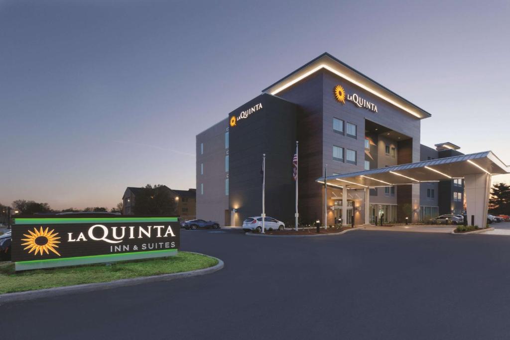 a building with a sign in front of it at La Quinta by Wyndham Terre Haute in Terre Haute