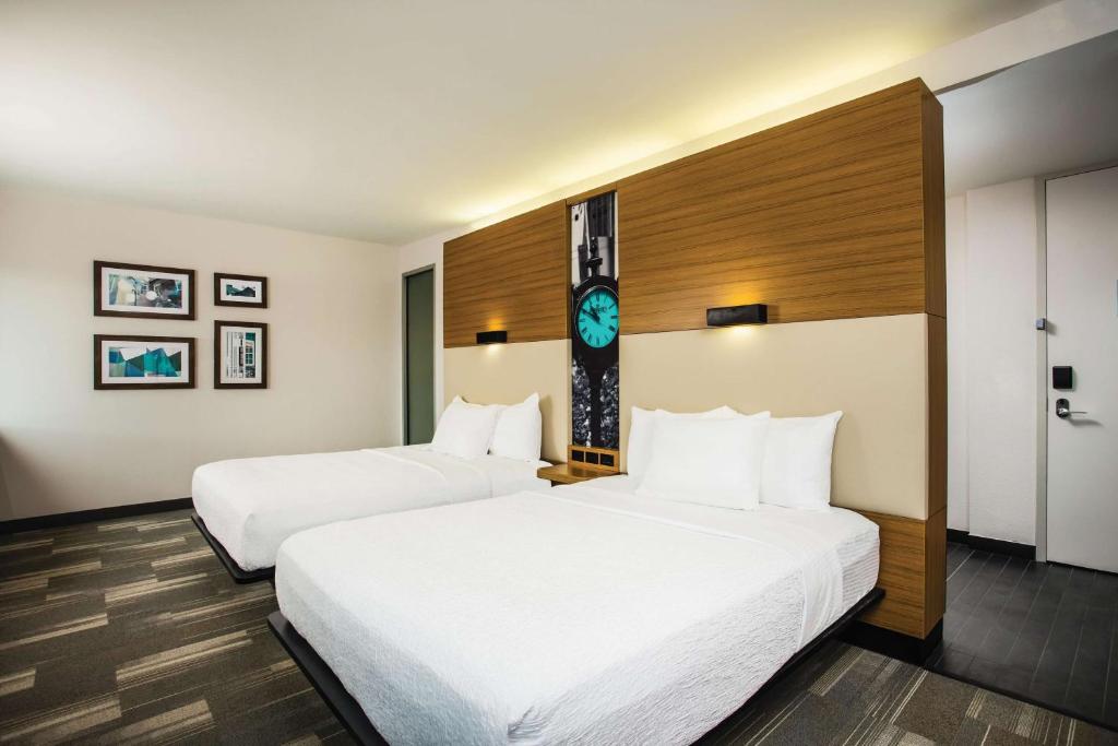 Postel nebo postele na pokoji v ubytování La Quinta by Wyndham Winchester
