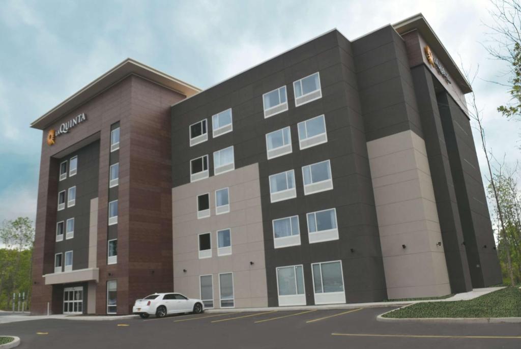 a rendering of the front of a hotel at La Quinta by Wyndham Buffalo Amherst in Amherst