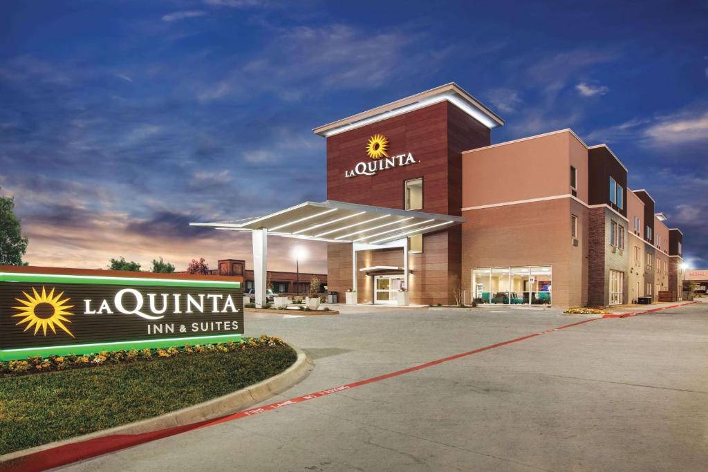 a building with a sign in front of it at La Quinta by Wyndham Dallas Northeast-Arboretum in Garland