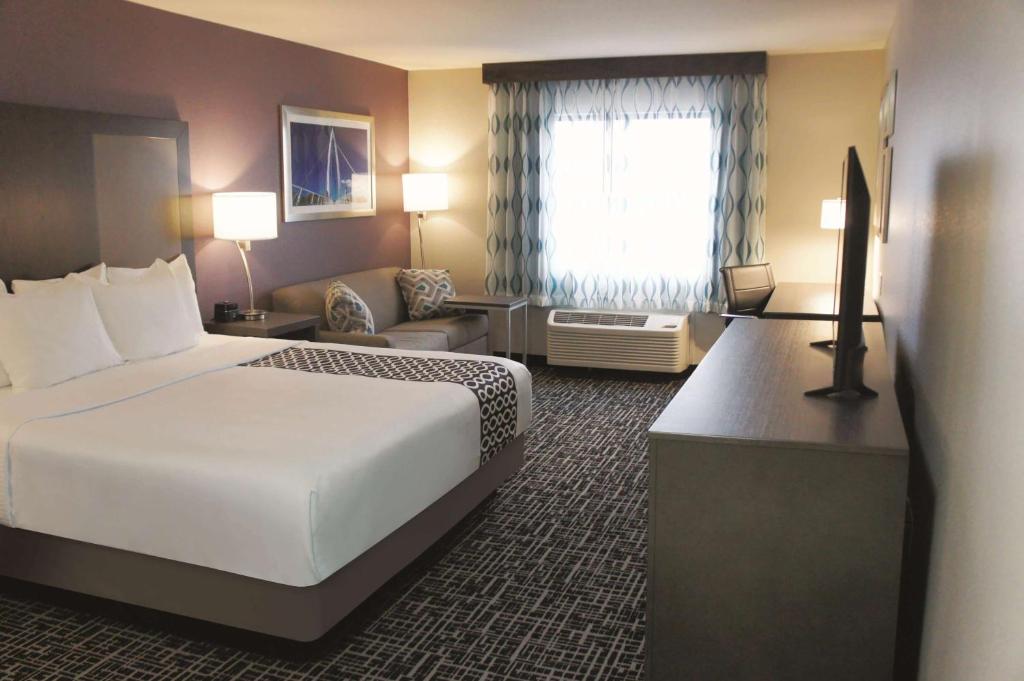 La Quinta by Wyndham Wichita Airport photo