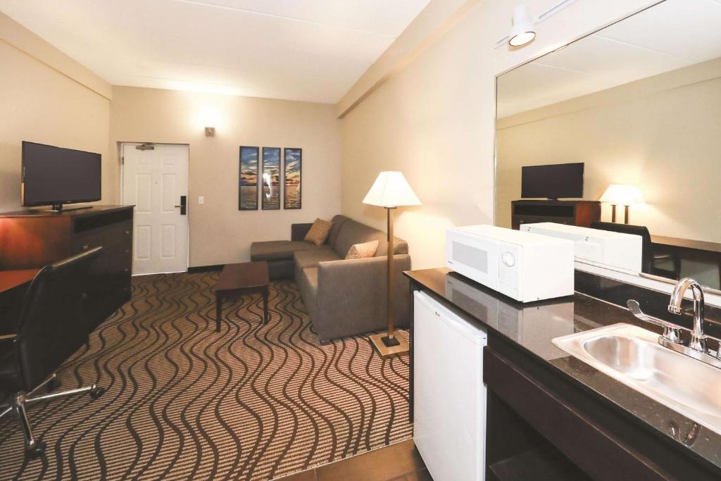 La Quinta Inn by Wyndham Sandusky near Cedar Point - One-Bedroom King Suite - Non-Smoking