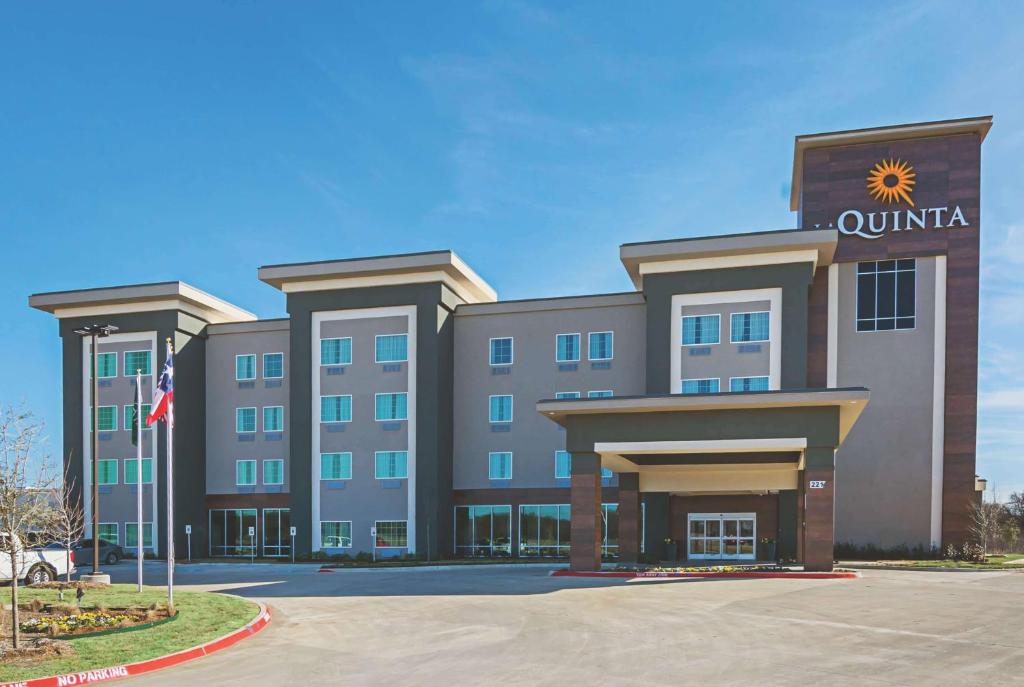 eine Darstellung eines Hotels auf der Vorderseite eines Gebäudes in der Unterkunft La Quinta by Wyndham Dallas - Wylie in Wylie