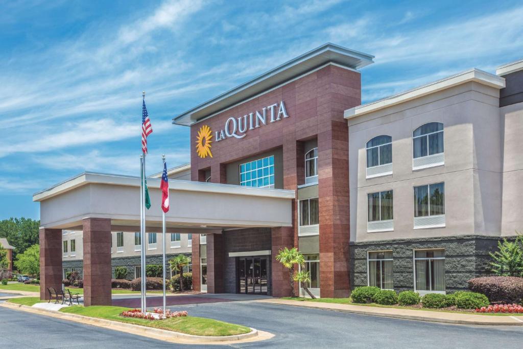 La Quinta by Wyndham Columbus North photo