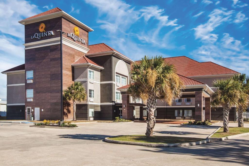 una rappresentazione di un hotel con palme di fronte di La Quinta by Wyndham Walker - Denham Springs a Walker